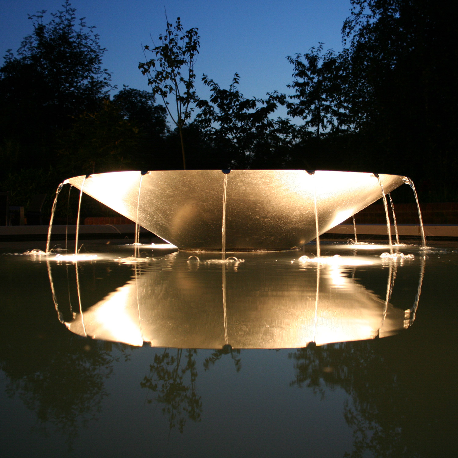 Trasimeno Saucer water feature - Peter Eustance Symphonic Gardens